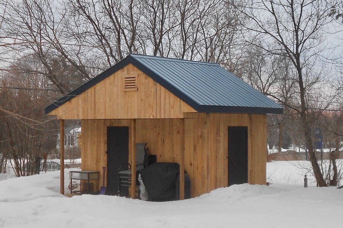 cabanon-planches de bois-toit de tole Construction neuve d'un cabanon avec revêtement de planches de bois et toit de tôle, plan personnalisé réalisé par Architecture MBTP