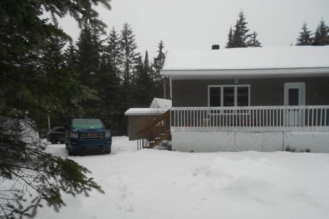maison-ajout-garage-double-avant Maison unifamiliale avant l'ajout d'un garage, plan d'un garage attaché réalisé par Architecture MBTP