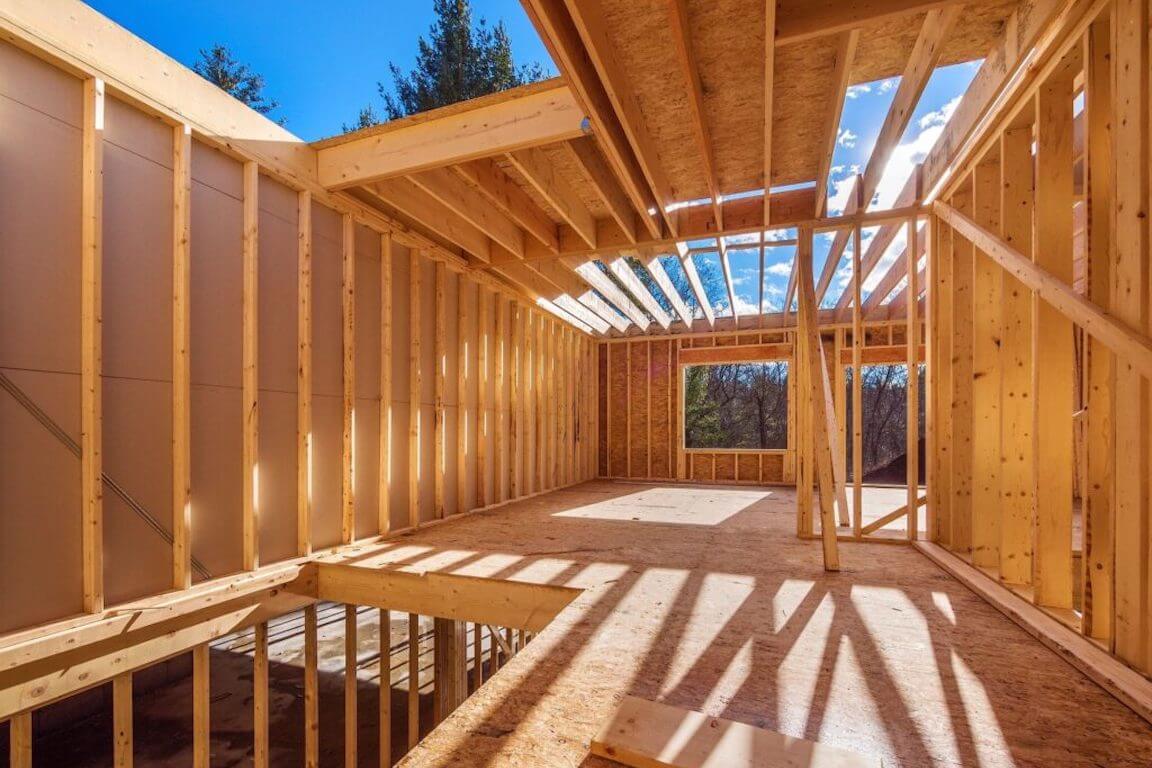 Structure en bois d'une maison en construction