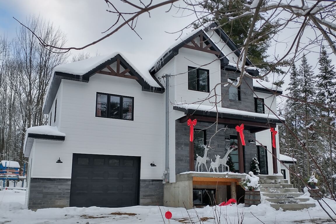 maison-construction-neuve-style-farm-house-1 Maison unifamiliale de style farm house avec bachelor et garage, plan personnalisé réalisé par Architecture MBTP