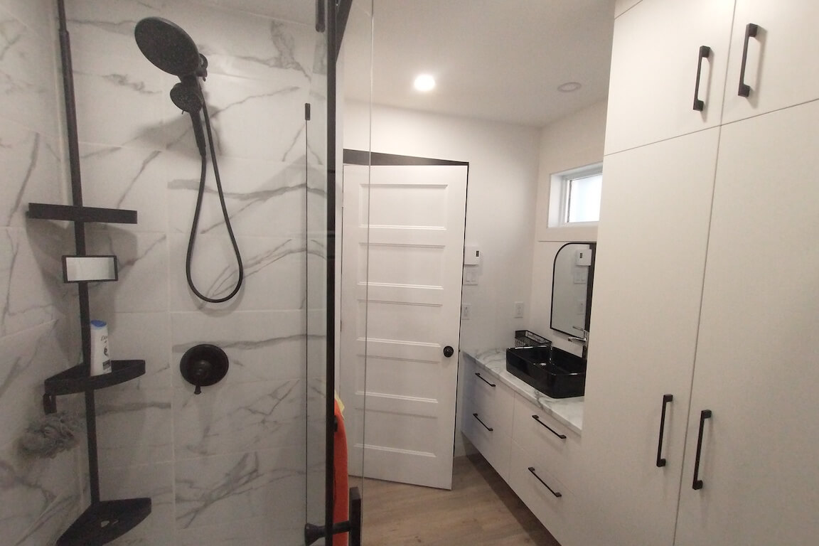 logement-salle-de-bain-apres Ajout d'un logement supplémentaire, vue de la salle de bain, plan personnalisé réalisé par Architecture MBTP