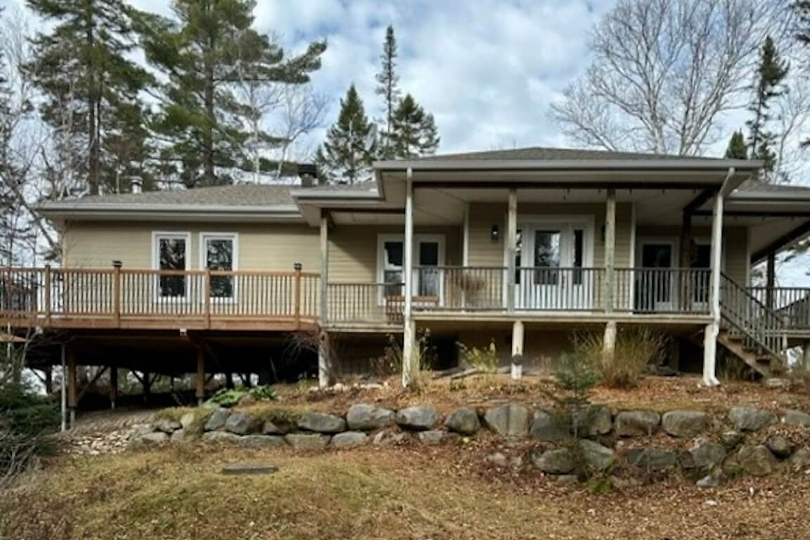 maison-ajout-salon-bureau-apres Maison après agrandissement, ajout d'une annexe incluant salon et salle à manger, plan personnalisé réalisé par Architecture MBTP