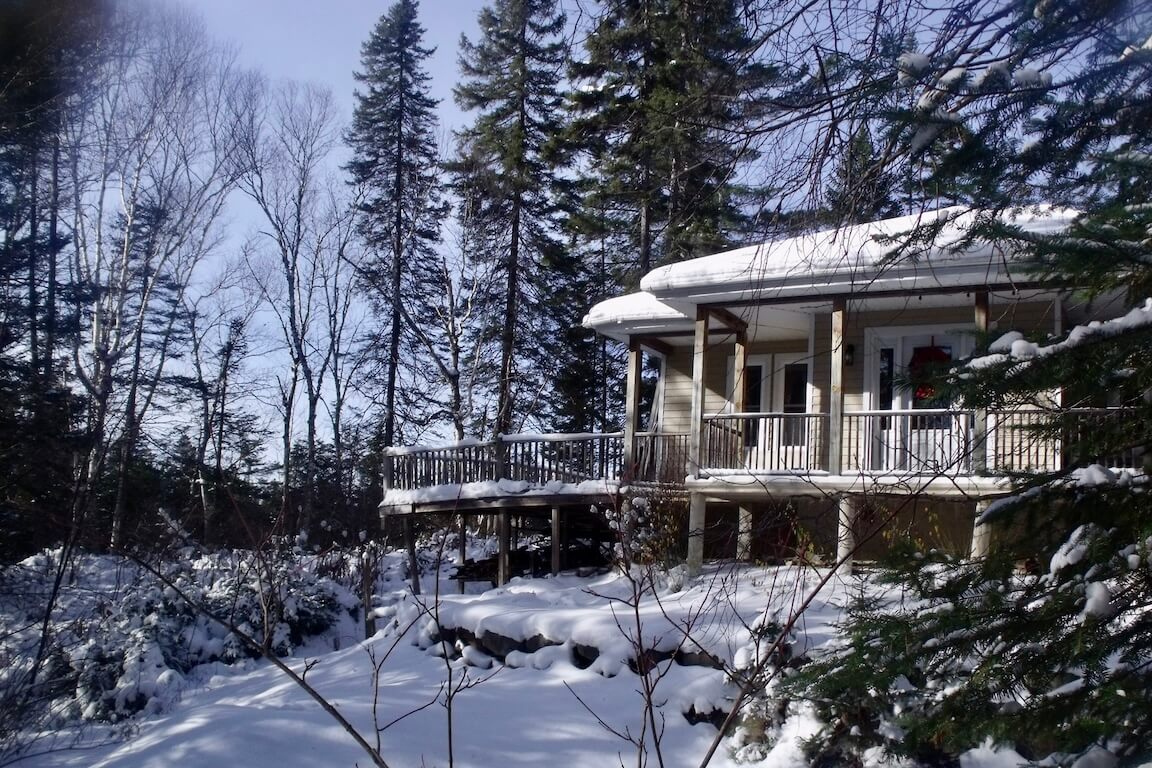 maison-ajout-salon-bureau-avant Maison avant agrandissement, ajout d'une annexe incluant salon et salle à manger, plan personnalisé réalisé par Architecture MBTP