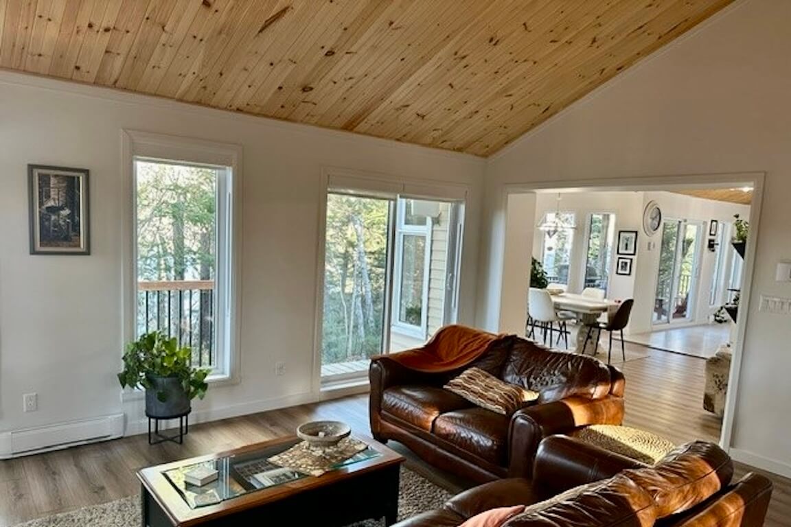 maison-ajout-vue-salon-salle-a-manger-apres Vue intérieure de l'annexe après agrandissement, incluant salon et salle à manger, plan personnalisé réalisé par Architecture MBTP