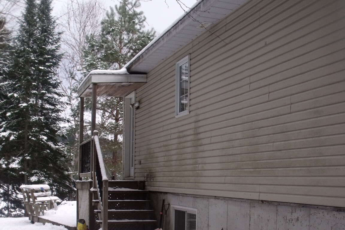 ajout-veranda-entree-cote-maison-saint-sauveur-avant Vue de l'entrée de côté avant l'ajout d'une véranda, plan personnalisé réalisé par Architecture MBTP