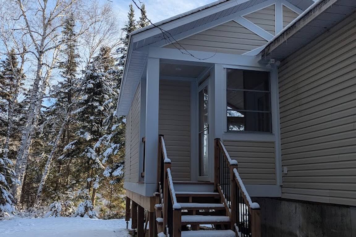 ajout-veranda-entree-maison-saint-sauveur-apres Vue de l'entrée de côté après l'ajout d'une véranda, plan personnalisé réalisé par Architecture MBTP
