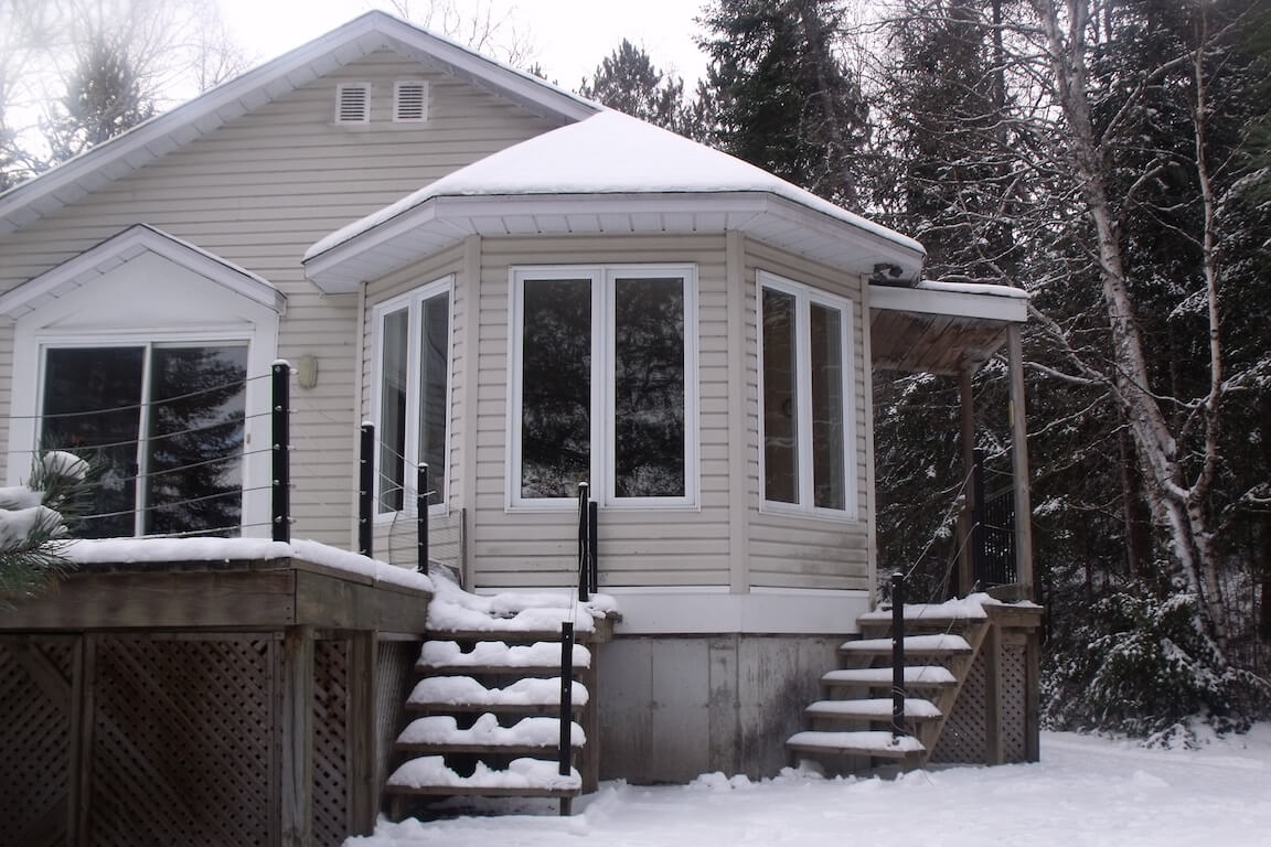 ajout-veranda-maison-saint-sauveur-facade-avant Vue extérieure avant l'ajout d'une véranda, plan personnalisé réalisé par Architecture MBTP