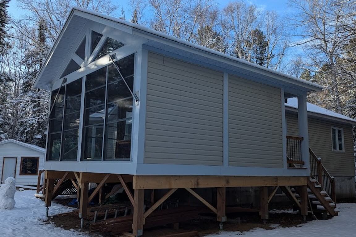 ajout-veranda-vue-cote-maison-saint-sauveur-apres Vue extérieure de la véranda ajoutée, plan personnalisé réalisé par Architecture MBTP