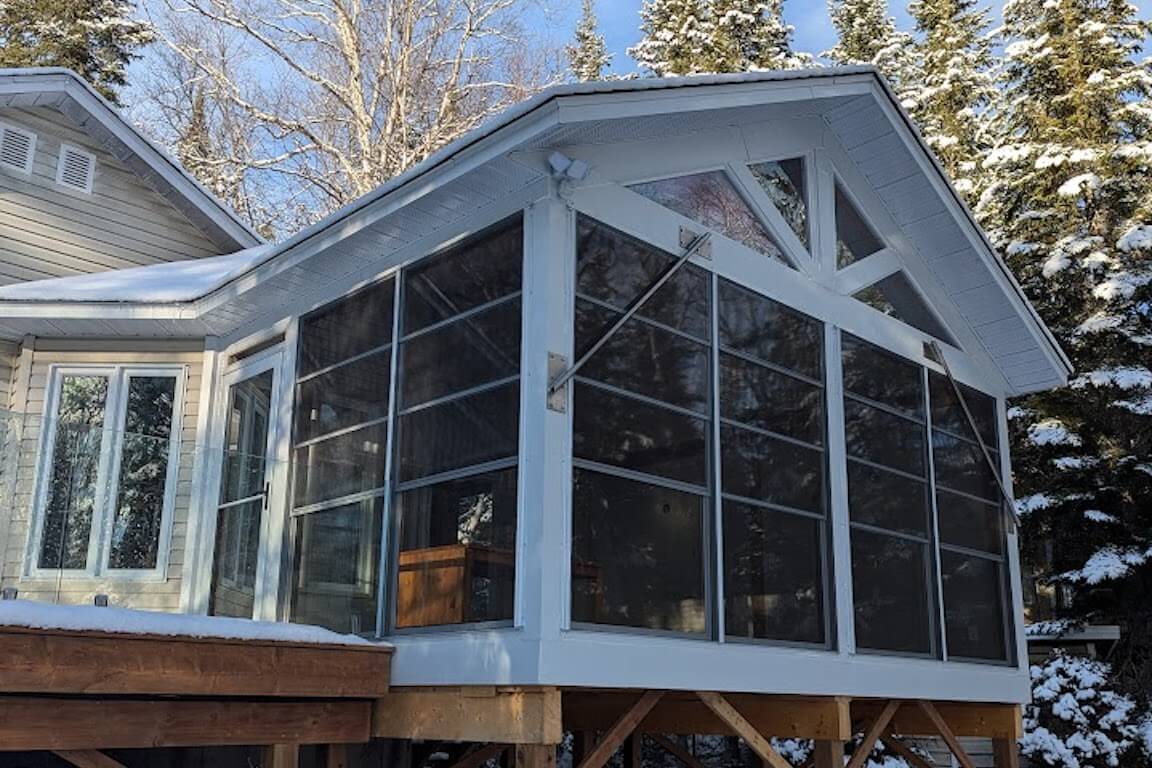 ajout-veranda-vue-exterieure-maison-saint-sauveur-apres Vue extérieure de la véranda ajoutée et sa fenestration sur deux côtés, plan personnalisé réalisé par Architecture MBTP