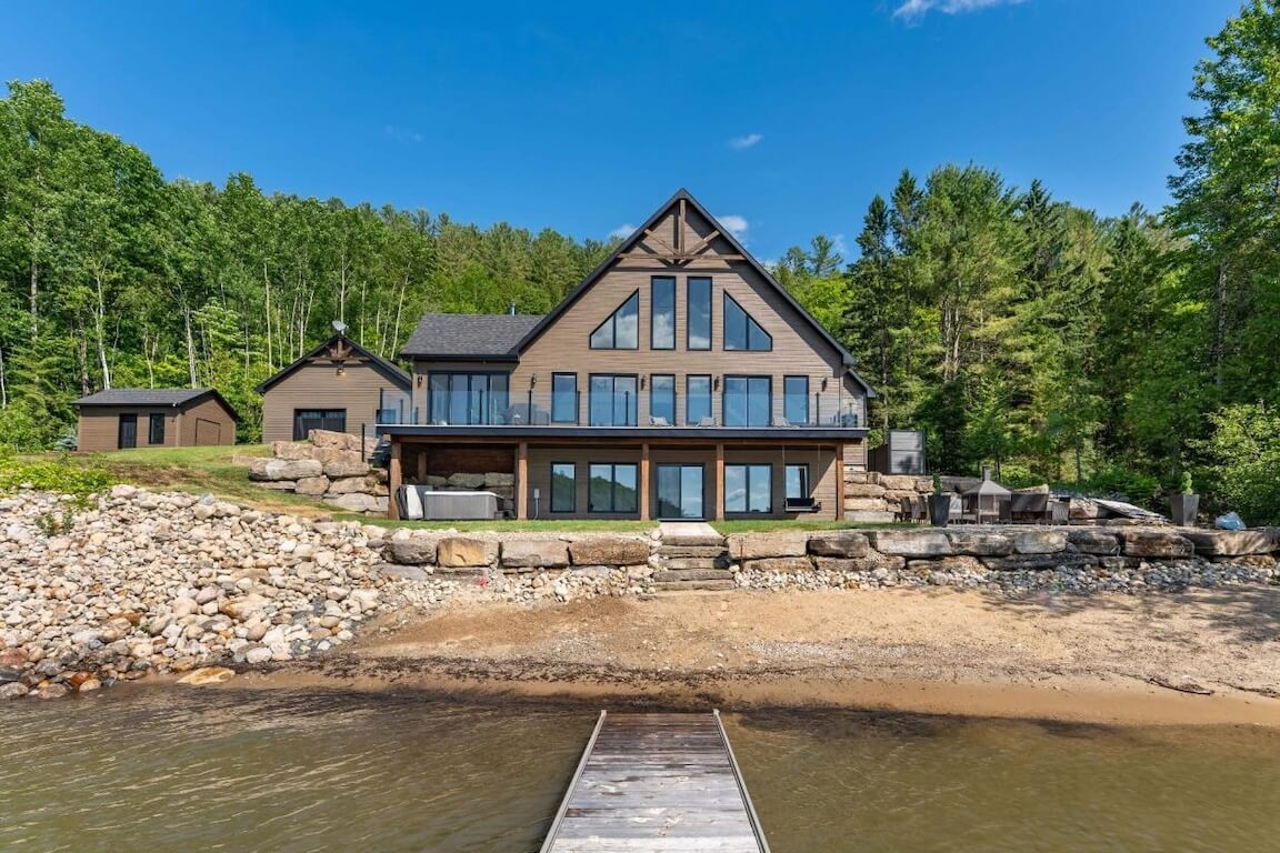 maison-style-chic-chalet-morin-heights-facade-vue-sur-le-lac Vue de la façade arrière en bordure de lac d'une maison de style chalet chic, plan personnalisé réalisé par Architecture MBTP