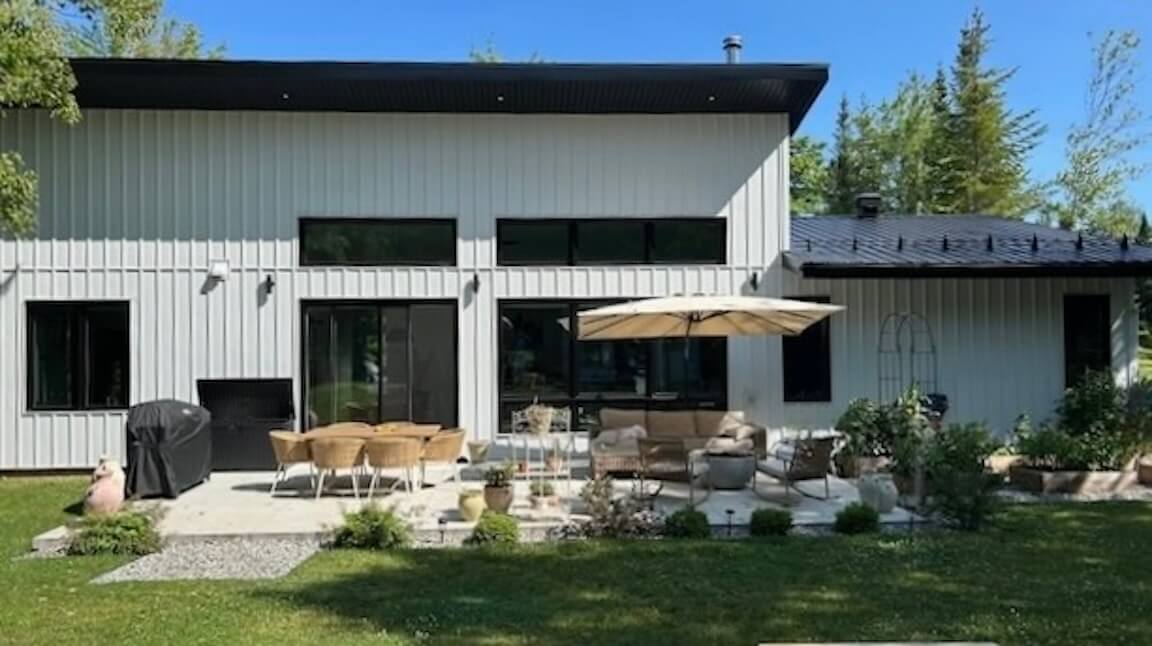 maison-unifamiliale-construction-neuve-novoclimat-magog Vue de la façade arrière d'une maison unifamiliale NOVOCLIMAT, plan personnalisé réalisé par Architecture MBTP